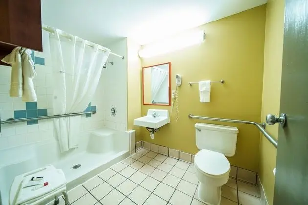 Oda, 2 Büyük (Queen) Boy Yatak, Engellilere Uygun, Sigara İçilmez (Mobility/Hearing, Roll-In Shower)