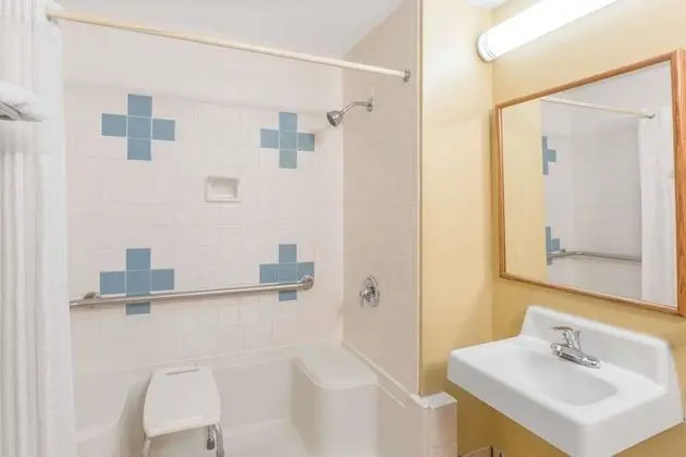 Oda, 2 Büyük (Queen) Boy Yatak, Engellilere Uygun, Sigara İçilmez (Mobility/Hearing, Roll-In Shower)