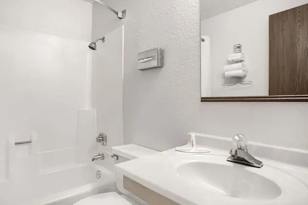 Standard Room, 1 Queen Bed (Non-Smoking)