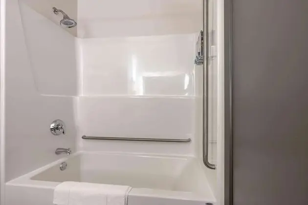 Oda, 2 Büyük (Queen) Boy Yatak, Sigara İçilmez (tub/shower)