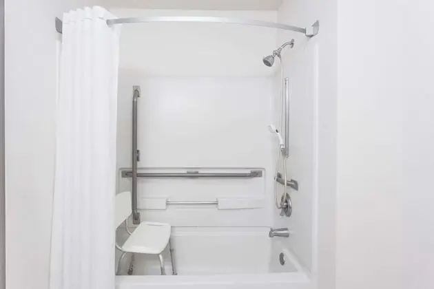 Oda, 1 Büyük (Queen) Boy Yatak, Engellilere Uygun, Sigara İçilmez (Mobility Accessible)