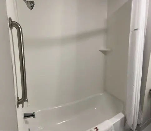 Oda, 1 En Büyük (King) Boy Yatak, Engellilere Uygun, Sigara İçilmez (Mobility Bathtub w/Grab Bars)