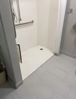 Oda, 1 En Büyük (King) Boy Yatak, Engellilere Uygun, Sigara İçilmez (Mobility Bathtub w/Grab Bars)