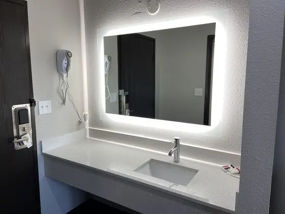 Oda, 1 En Büyük (King) Boy Yatak, Engellilere Uygun, Sigara İçilmez (Mobility Bathtub w/Grab Bars)