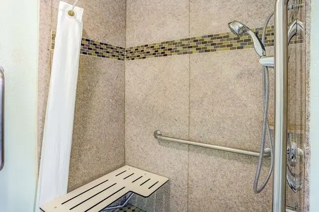 Oda, 1 Büyük (Queen) Boy Yatak, Engellilere Uygun, Sigara İçilmez