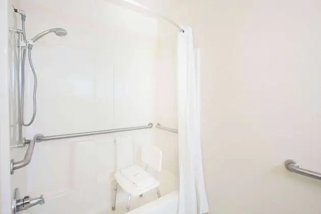 Oda, 1 En Büyük (King) Boy Yatak, Engellilere Uygun (Mobility/Hearing/Tub w/Grab Bars)