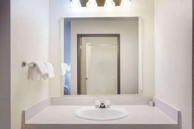 Oda, 1 En Büyük (King) Boy Yatak, Engellilere Uygun, Sigara İçilmez (Mobility/Roll-In Shower)