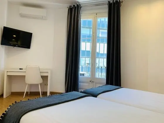 İki Ayrı Yataklı Oda, Ortak Banyo