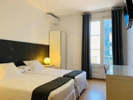 İki Ayrı Yataklı Oda, Ortak Banyo