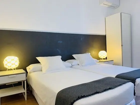 İki Ayrı Yataklı Oda, Ortak Banyo