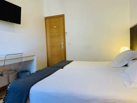 İki Ayrı Yataklı Oda, Ortak Banyo