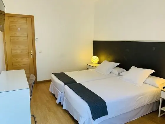 İki Ayrı Yataklı Oda, Ortak Banyo