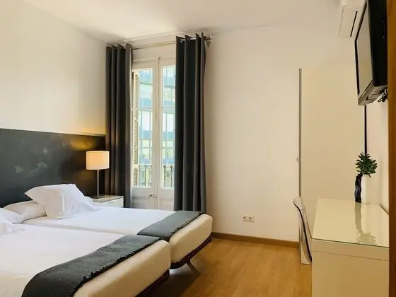 İki Ayrı Yataklı Oda, Ortak Banyo