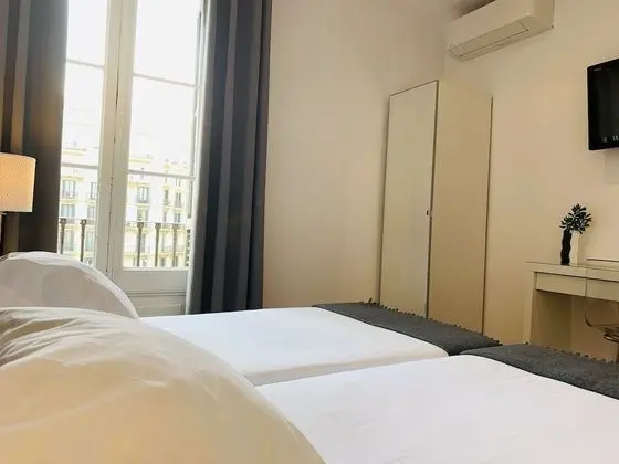 İki Ayrı Yataklı Oda, Ortak Banyo