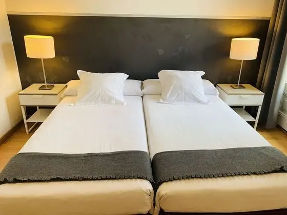 İki Ayrı Yataklı Oda, Ortak Banyo