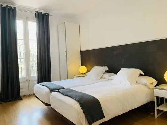 İki Ayrı Yataklı Oda, Ortak Banyo