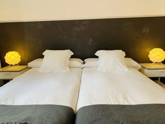 İki Ayrı Yataklı Oda, Ortak Banyo