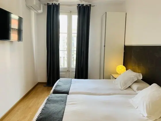 İki Ayrı Yataklı Oda, Ortak Banyo