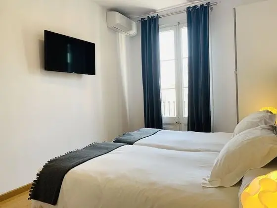 İki Ayrı Yataklı Oda, Ortak Banyo