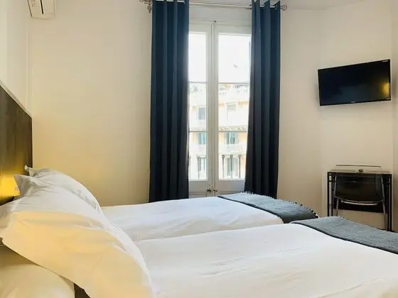 İki Ayrı Yataklı Oda, Ortak Banyo