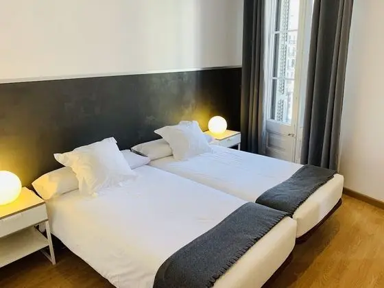 İki Ayrı Yataklı Oda, Ortak Banyo