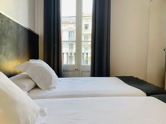 İki Ayrı Yataklı Oda, Ortak Banyo