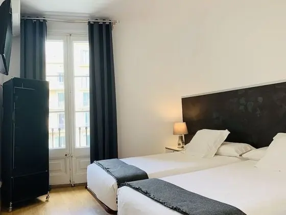 İki Ayrı Yataklı Oda, Ortak Banyo