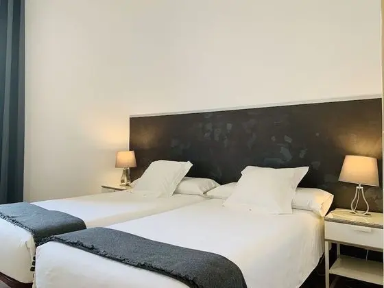 İki Ayrı Yataklı Oda, Ortak Banyo