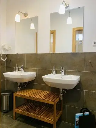 İki Ayrı Yataklı Oda, Ortak Banyo