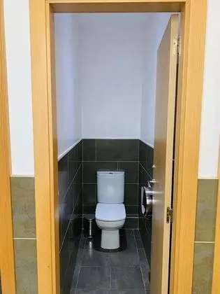 İki Ayrı Yataklı Oda, Ortak Banyo