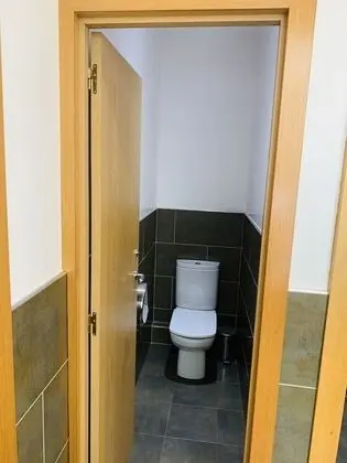 İki Ayrı Yataklı Oda, Ortak Banyo