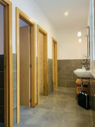 İki Ayrı Yataklı Oda, Ortak Banyo