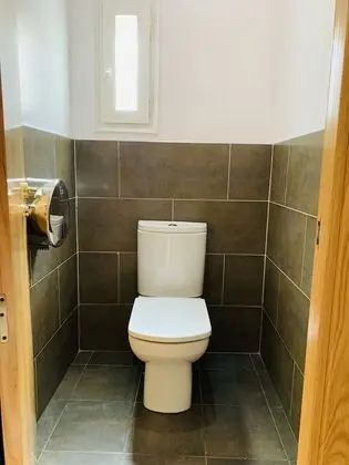İki Ayrı Yataklı Oda, Ortak Banyo