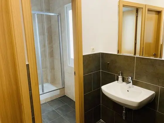İki Ayrı Yataklı Oda, Ortak Banyo