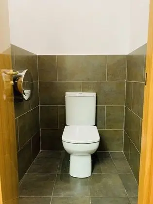 İki Ayrı Yataklı Oda, Ortak Banyo