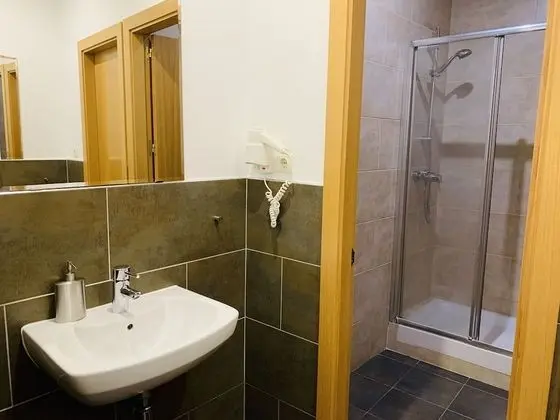 İki Ayrı Yataklı Oda, Ortak Banyo