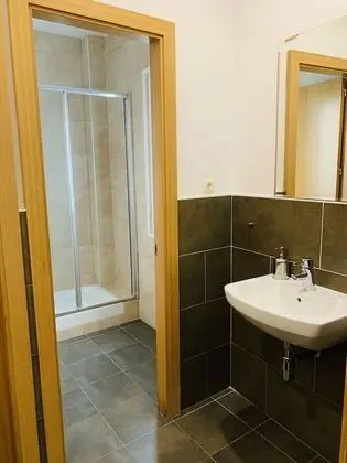 İki Ayrı Yataklı Oda, Ortak Banyo