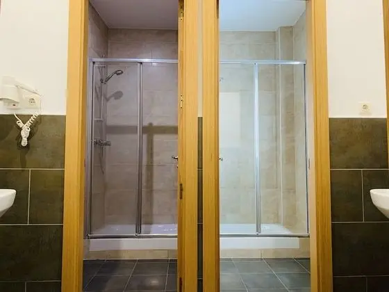 İki Ayrı Yataklı Oda, Ortak Banyo