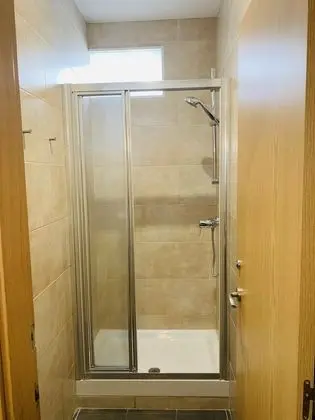 Üç Kişilik Oda, Ortak Banyo