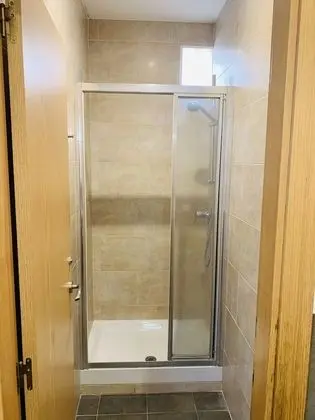 Üç Kişilik Oda, Ortak Banyo