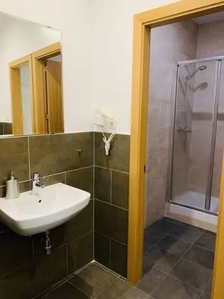 Üç Kişilik Oda, Ortak Banyo