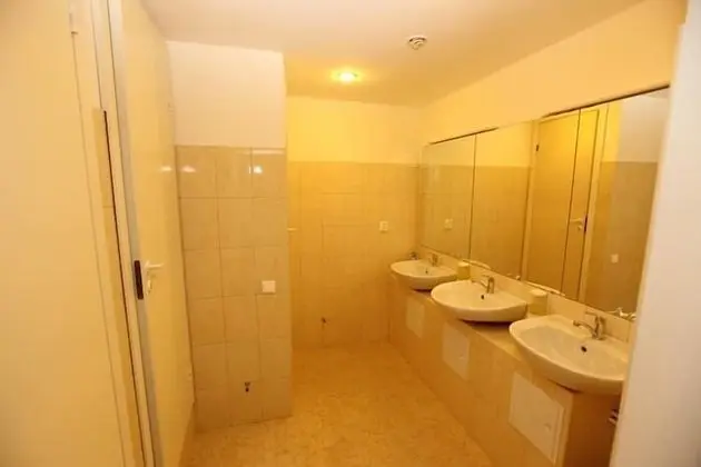 Ortak Ranzalı Oda, Karma Ranzalı Oda