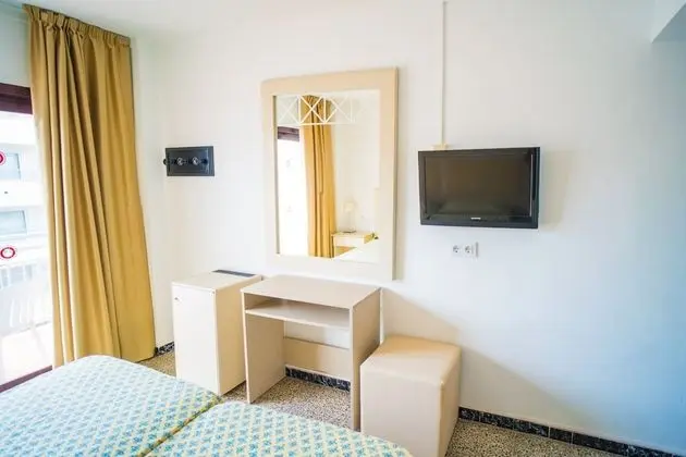 Superior Tek Büyük Yataklı Oda, Balkon, Havuz Manzaralı