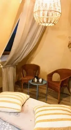Tek Büyük Yataklı Oda (A Fleur de Peau)