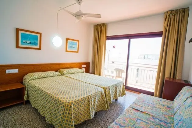 Superior Tek Büyük Yataklı Oda, Balkon, Havuz Manzaralı (2 Adults + 1 Child)