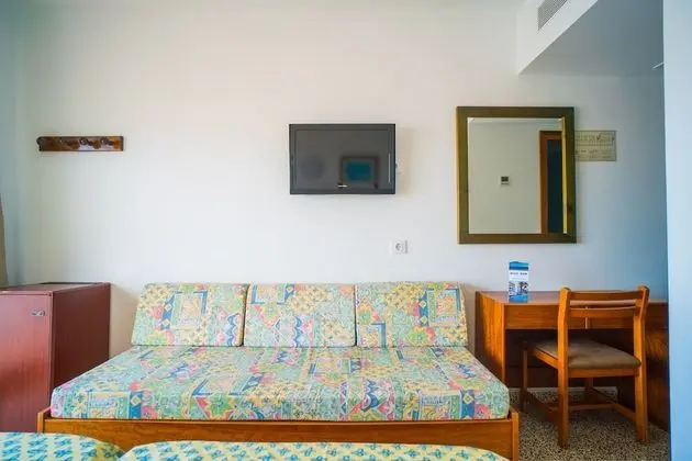 Superior Tek Büyük Yataklı Oda, Balkon, Havuz Manzaralı (2 Adults + 1 Child)