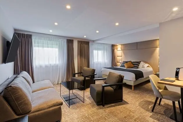 Family Oda, 1 En Büyük (King) Boy Yatak, Sigara İçilmez (Converts to 2 Twin Beds;with Sofabed)