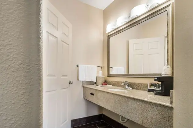Standard Oda, 1 En Büyük (King) Boy Yatak, Engellilere Uygun, Sigara İçilmez (Walk-in Shower)