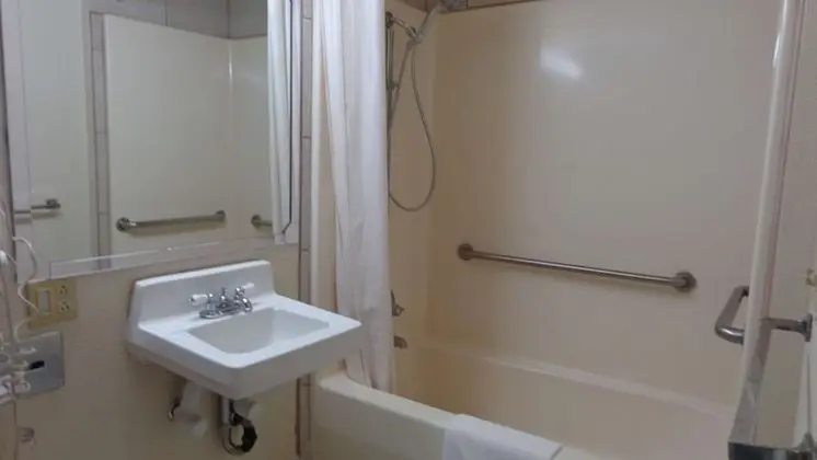 Standard Oda, 2 Büyük (Queen) Boy Yatak, Engellilere Uygun, Küvet