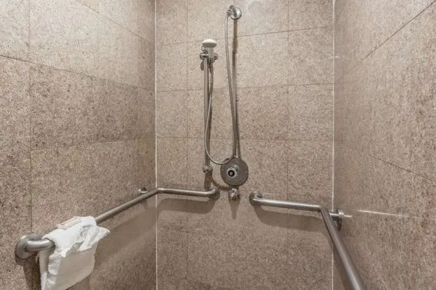 Standard Oda, 1 Büyük (Queen) Boy Yatak, Engellilere Uygun, Sigara İçilmez